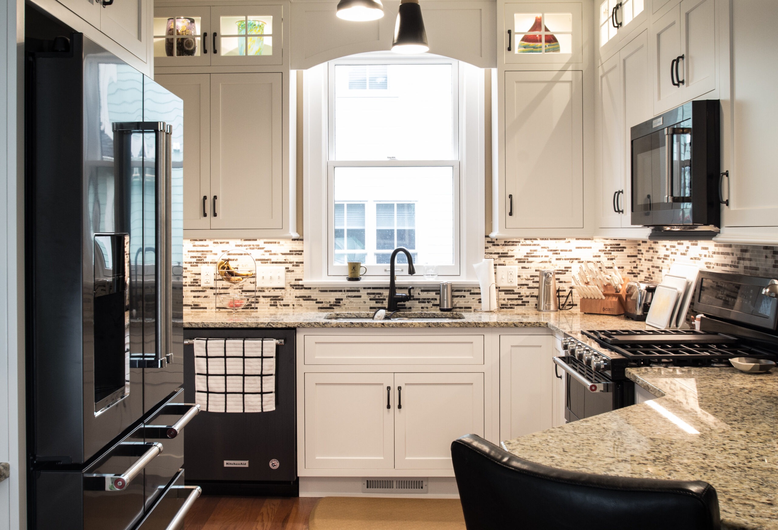 Modern kitchen featuring black and white cabinetry