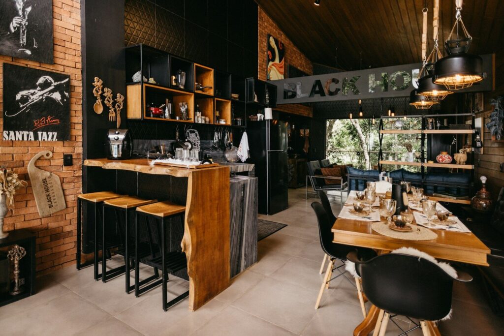 A dining room with a lot of tables and chairs